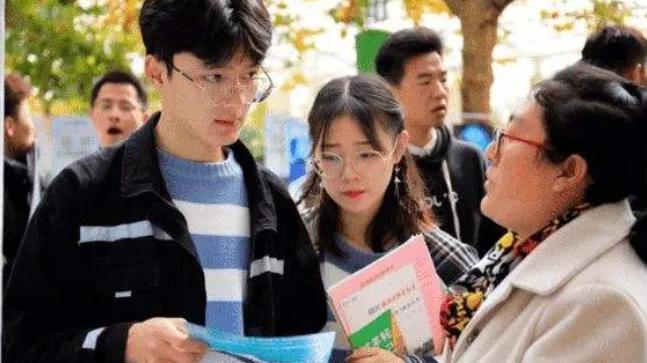 穿衣搭配|首批00后毕业了：“哪有什么岁月静好，都是有人在替我们寻衅滋事”