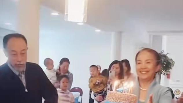孙海英|62岁吕丽萍美国豪宅庆生，头发稀疏老态藏不住，孙海英送花好浪漫
