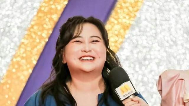 贾玲|贾玲穿拖鞋走大街，“胖”出新高度，网友：感觉都上200斤了