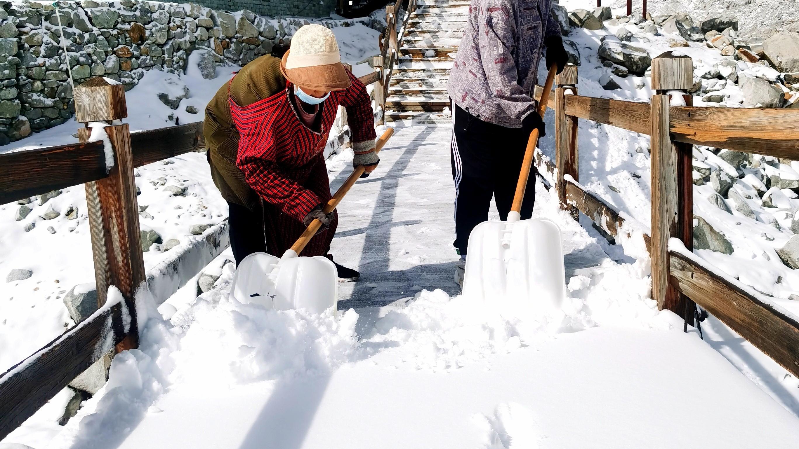 汶川|城市高温预警？达古冰川唱反调，下雪啦~
