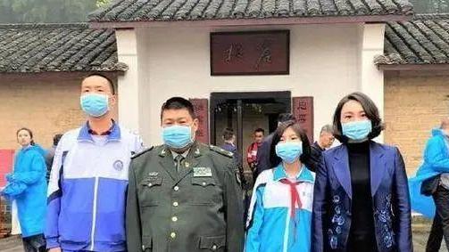 威尼斯电影节|她是毛新宇妻子，口罩遮不住高颜值，如今儿女双全，生活很幸福