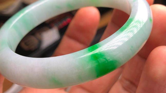 翡翠手镯|教你几个小窍门，认认真真的去挑选，最适合自己的翡翠手镯