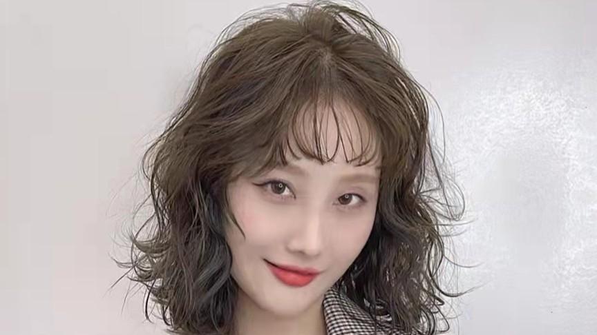 发型 50岁女人烫什么发型显年轻？十款洋气减龄卷发，显气质又有品位