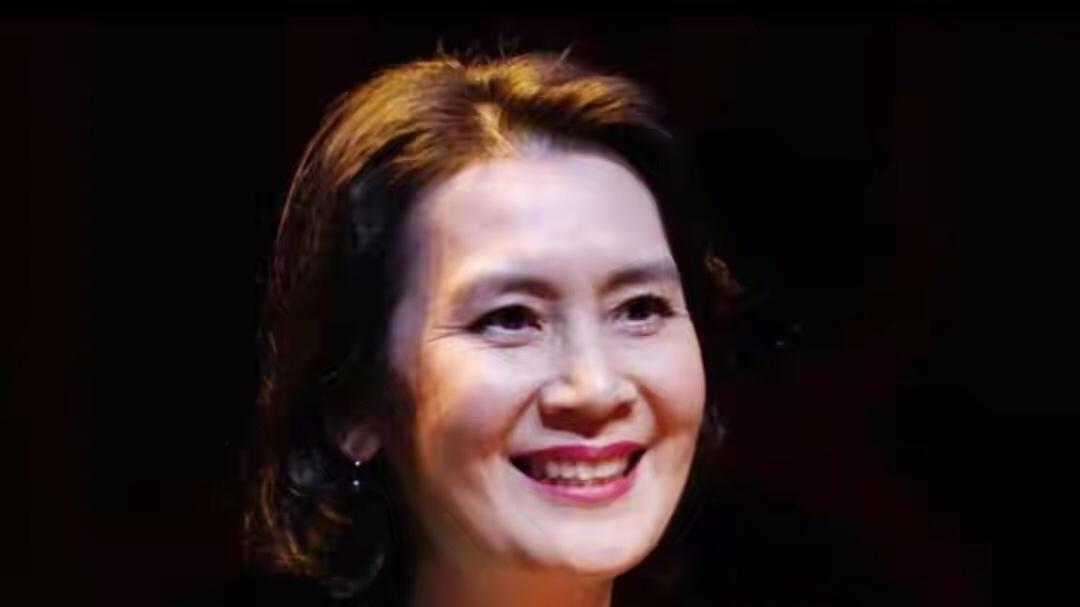 穿衣搭配|64岁肖雄的造型，才发现：穿衣简约、短发微卷，到老都优雅