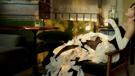 秦岚|43岁秦岚穿薄纱透视装，逆龄外貌炸出超凶曲线