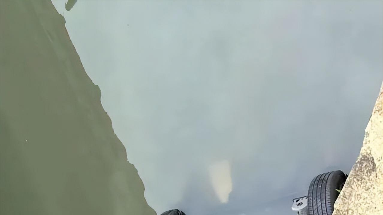 轿车占别人车位不走，男子叫叉车直接扔到河里，真解气但是违法了