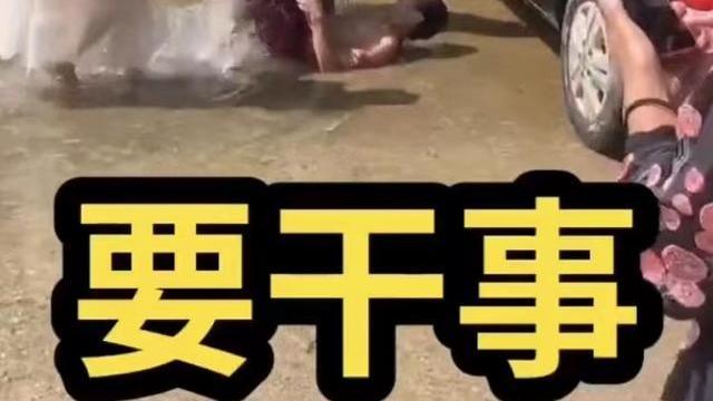 男子去迎亲被三名女子拦下，她们把男子绊倒在水里，朝他身上泼水