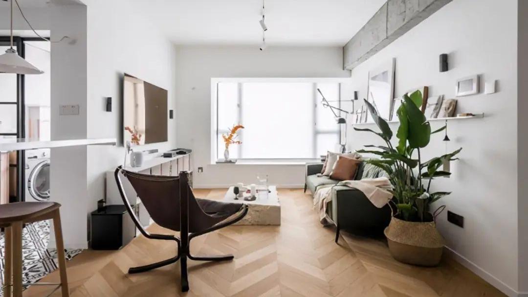 谁说客厅一定要吊顶？11套没有吊顶的小户型客厅设计，省钱又好看