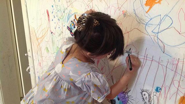 9岁男孩给客厅墙壁手绘壁纸，来客赞不绝口