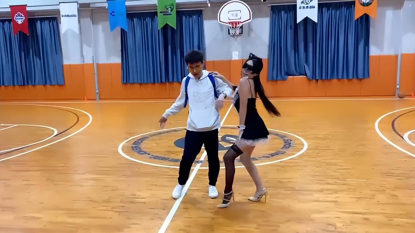 女主播|张嘉文参加超开心运动会，体力被女主播完爆，软趴趴的男人石锤了