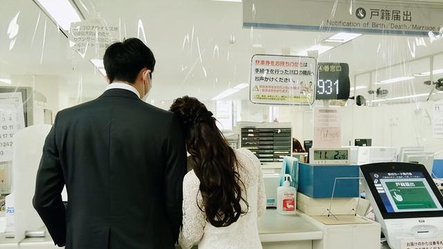 郑家纯|郑家纯180cm日本老公「正面合照」曝！婚礼时间公开9月就求婚成功