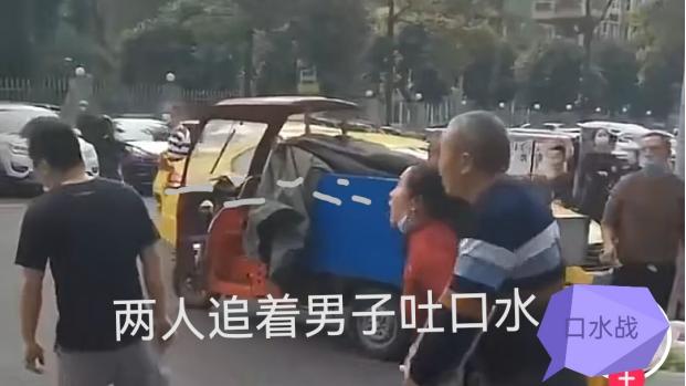 广东街头：2男1女“舌战”不过瘾，直接开干起来