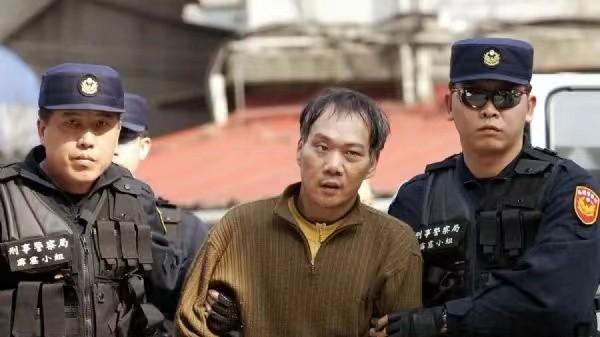 台湾真正的黑帮大佬，提着手雷抢劫与特警枪战，因游戏ip暴露被捕