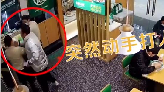 男子催餐2次后掌掴店员反被店员群殴
