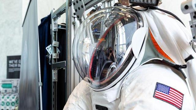 公开透明，NASA详细说明了选择这两家公司制造月球宇航服的原因
