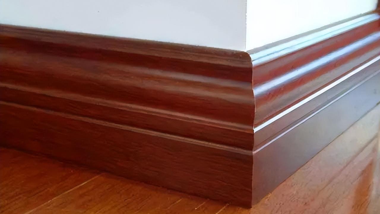 踢脚线凸出来太难看了，师傅说如今流行做暗贴，邻居都学着做