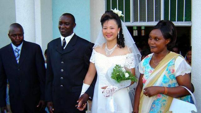 回顾广东21岁女子跟38岁黑人未婚先育，无视父母反对：过年就结婚