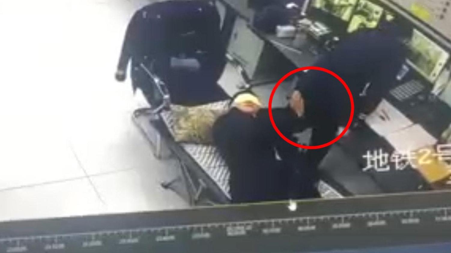 哈尔滨地铁车控室，工作人员躺在椅子上猥亵女同事！多次触碰女子隐私部位