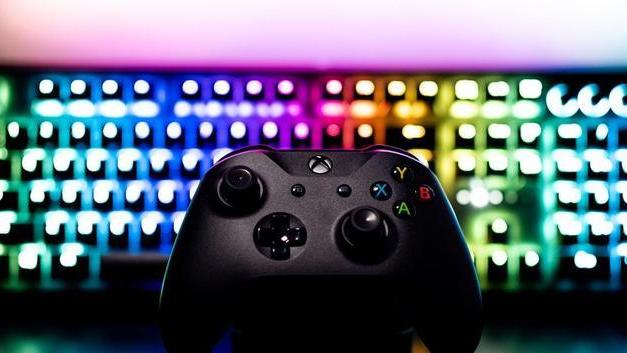 |领导在下班前开会，员工：“你开车轻松！我们追末班车脚底冒烟”