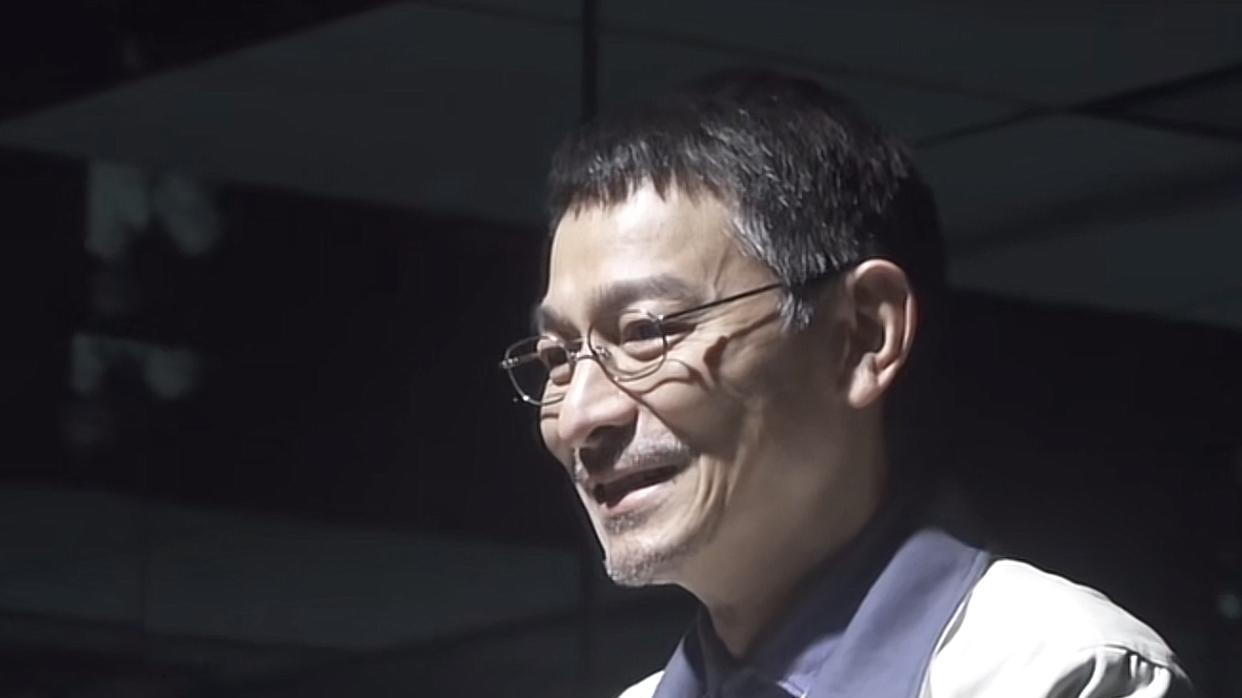 刘德华|61岁刘德华近况曝光！鬓角花白满脸皱纹太显老，满脸胡须显真实