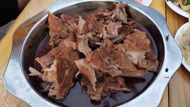 河南大哥卖骨头，曾经日入30万如今却无人问津，网友：懂得都不吃