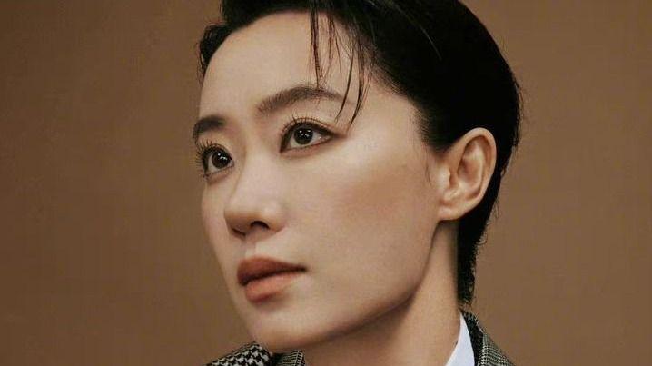 万茜 被张小斐帅到了！短发造型演绎姬圈大佬，梳大背头气场两米八