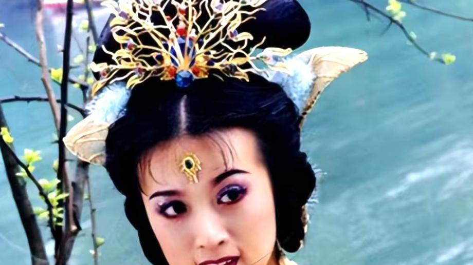 金巧巧|47岁金巧巧状态如少女，晒家中内景，吊灯造型独特亮如明月