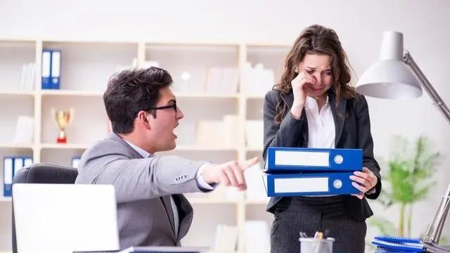 甩锅|职场上，面对同事的甩锅，三招教你轻松应对，不做“背锅侠”！