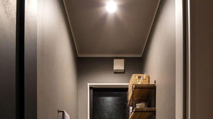 我发现，同样是卫生间做四式分离，日本的又小又挤，国内宽敞舒适