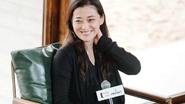 梅婷|梅婷跟海报合影笑的像个孩子！没有整容很漂亮，在街头大方摆拍！