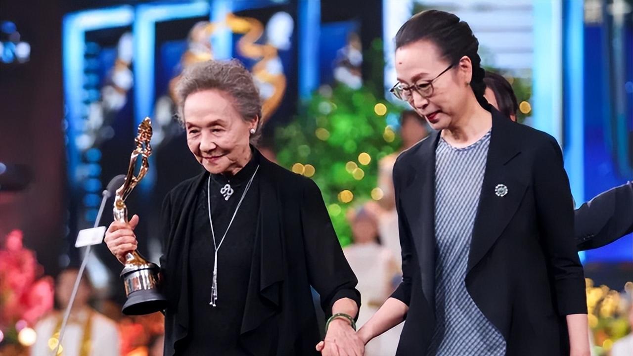 吴彦姝|优雅老去！老戏骨吴彦姝拍时尚写真大片，脸上的皱纹都是那么动人