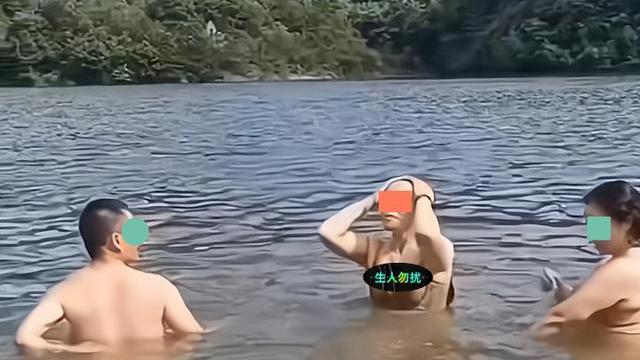 女子带丈夫和闺蜜去游泳，丈夫总是盯着闺蜜看，忍不住踹丈夫一脚