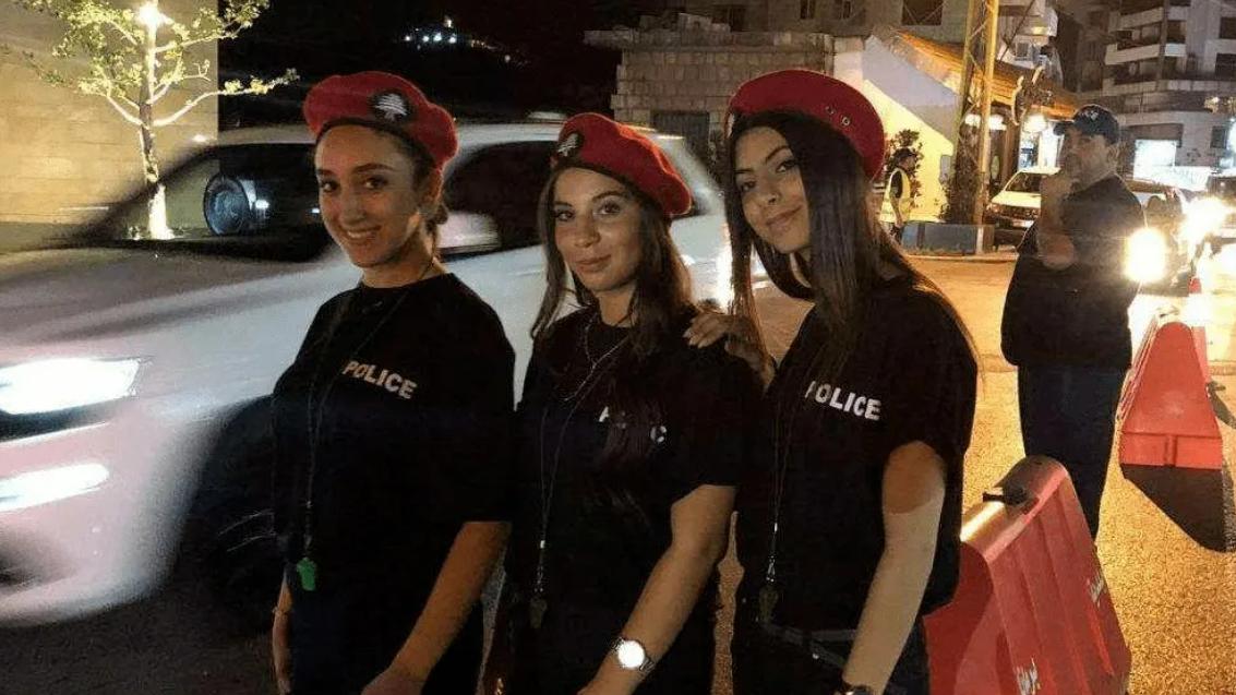 中东“开放”的国家，当地混血美女多，女警穿“超短裤”上班