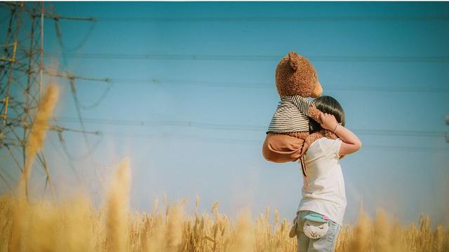 回顾女子喝牛奶溅弟弟一身，父母竟为此大发雷霆：我们要你何用？