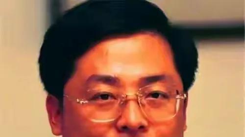 2006年，身家400亿的袁宝璟被判死刑后，在殡仪馆受刑时双眼含泪