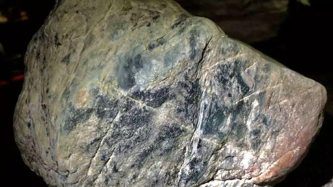 翡翠|叫价20万的石头被中年大叔砍价到15万拿下，擦洗干净后裂痕无数，亏了吗？