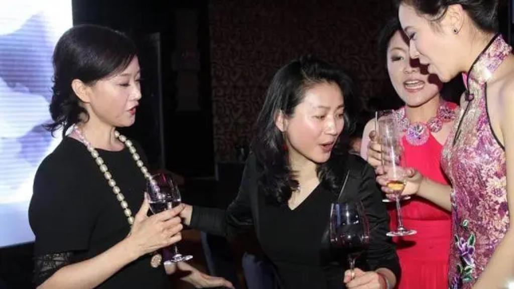 王小丫|宋祖英罕见露面，与央视一姐王小丫举杯热聊，都是不化妆的自然美