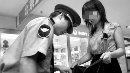 回顾：江苏一女小偷盗窃时被抓获，意外走光被保安拖到地下室用强