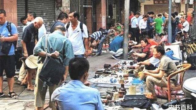 男子花一万买一本破书，卖500万没卖掉，拍卖会拍出2600万天价