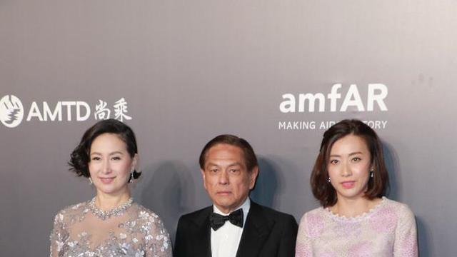 c位|何超琼与甘比合影，这个站C位的男人才是“大人物”？他是谁？