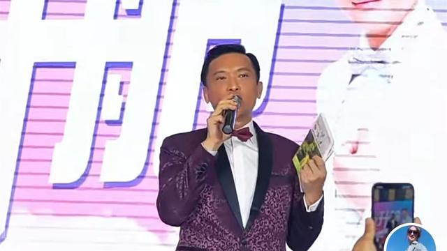 陈锦鸿|陈锦鸿陪妻儿出行，15岁自闭症儿子1米8太瞩目