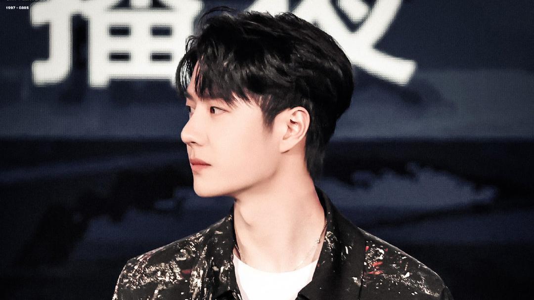 王一博|王一博街舞后首次亮相，直播怼脸拍摄，下颌线喉结清晰可见