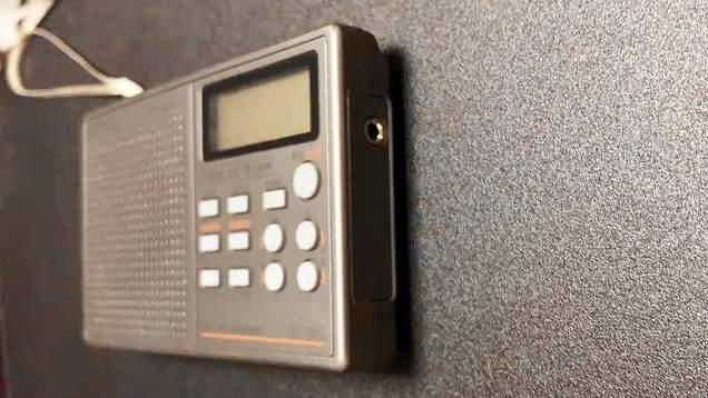 收音机|外形精致小巧，开箱一台国产收音机，这几个功能专为学生设计