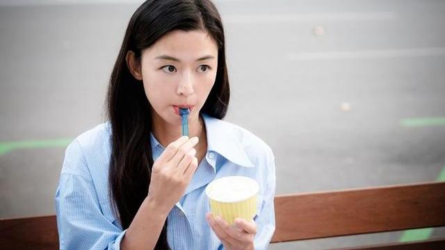 丈夫每月寄一万，回家后见坐月子妻子吃咸菜喝冷水