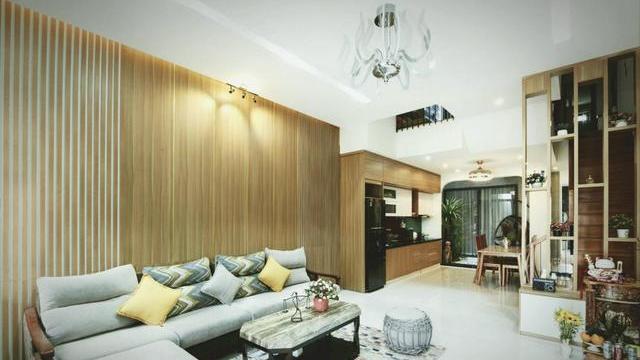 自己住市区，给父母在郊区买别墅养老，装修简单舒适，自己两边跑