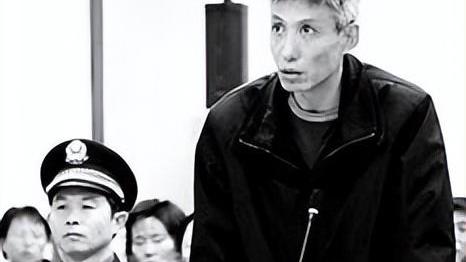 2003年，沈阳黑老大刘涌走下法庭，带到殡仪馆接受死刑前神色恍惚