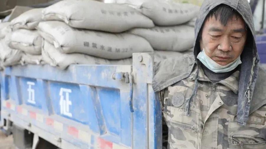 农民工搬3车水泥，说好500元工钱却减半，拿起水管业主慌了