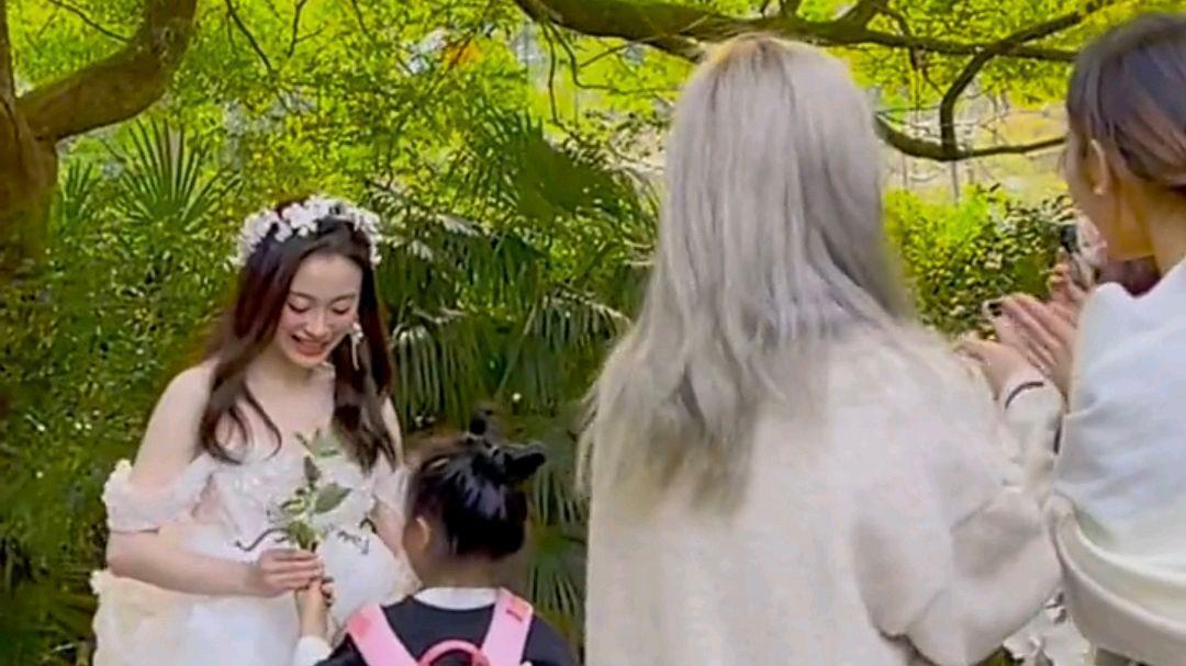 小女孩送新娘鲜花后收到喜糖和红包，网友：新娘很漂亮也很有礼数