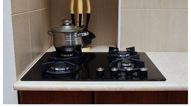 燃气灶打着火松手就灭？教你一招轻松搞定，不用花一分钱冤枉钱！