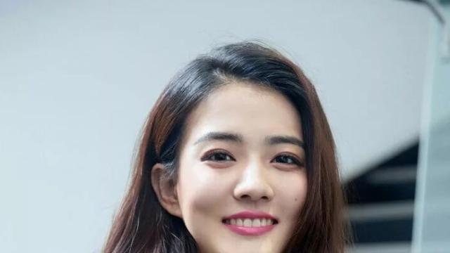 徐璐|90后女星徐璐，十三岁出道备受大导演照顾，好家世让她不怕不火